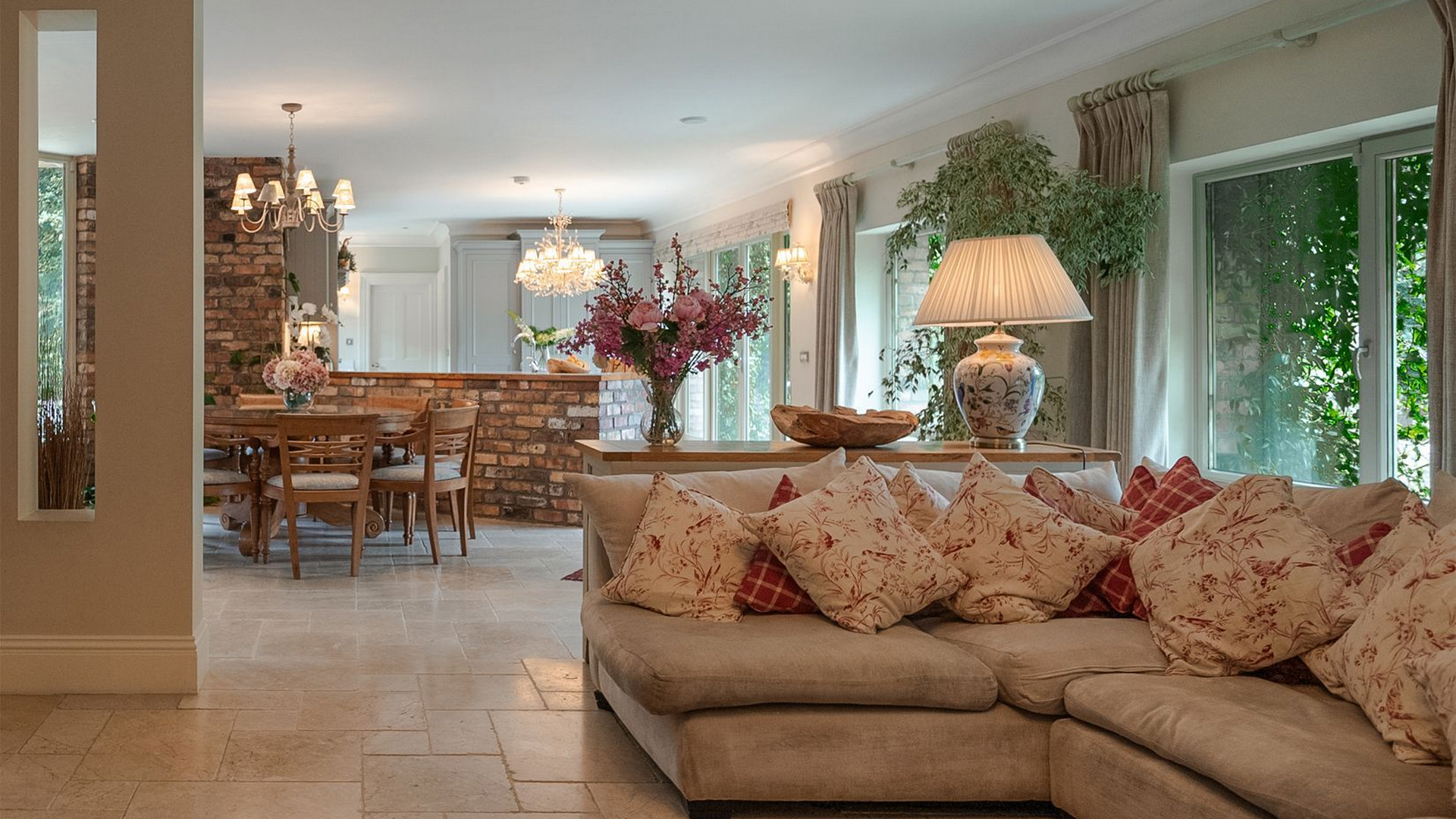 Luxury Lodge Tinakilly