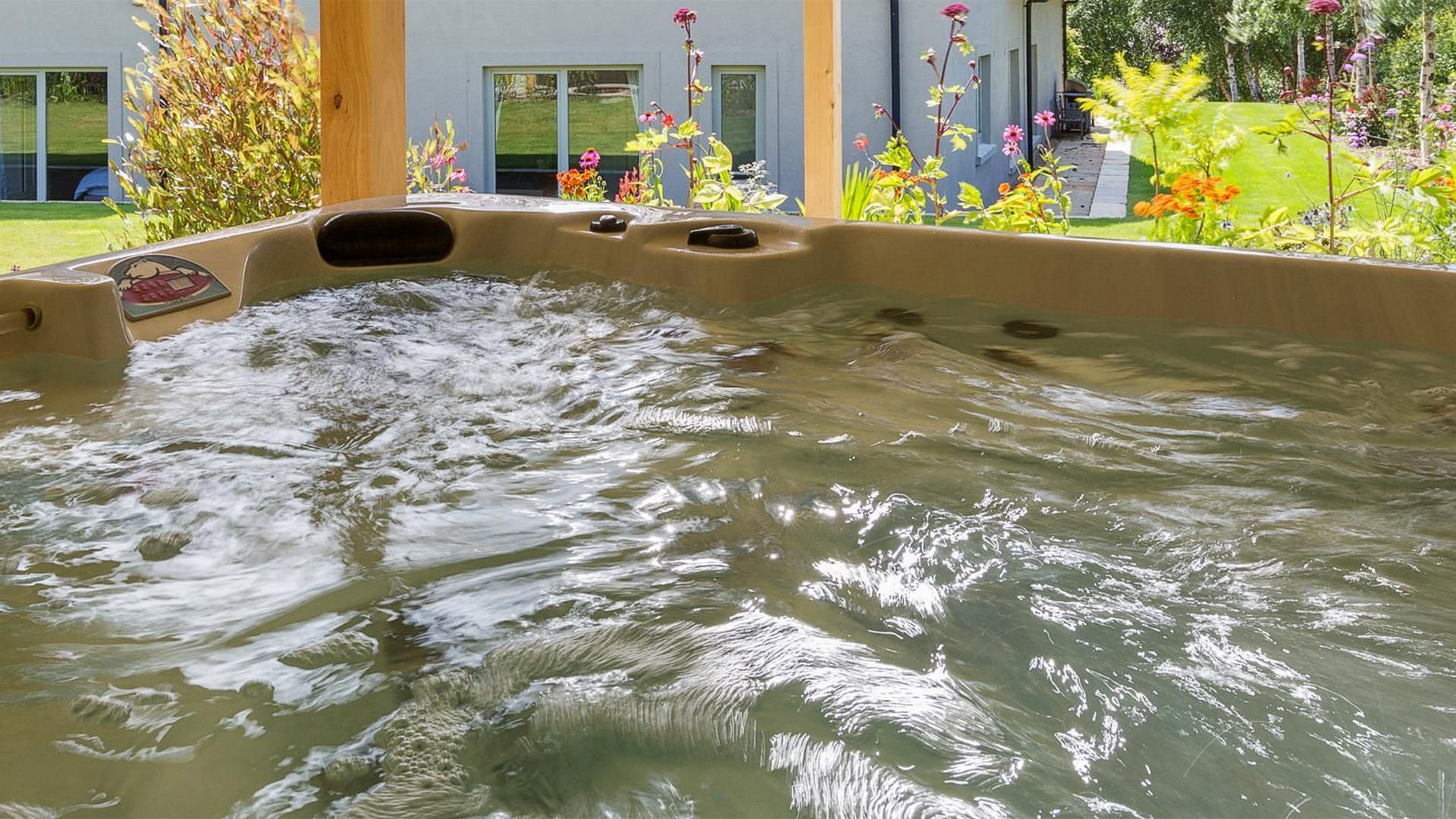 Deluxe Outdoor Hot Tub
